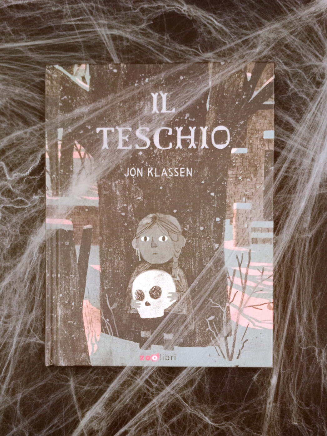 07-I-libri-si-presentano-storie-di-scheletri-fantasmi-ed-altre-creature-spaventose-31.-10.26